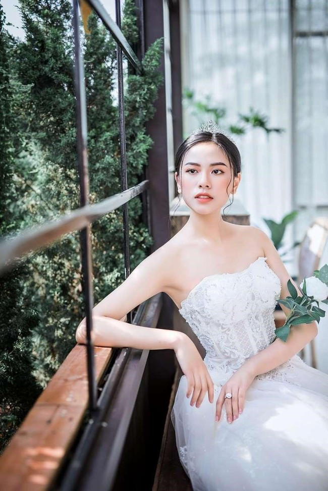 Ảnh cô dâu tóc ngắn với váy cưới trắng tinh khôi và phong cách make-up tự nhiên