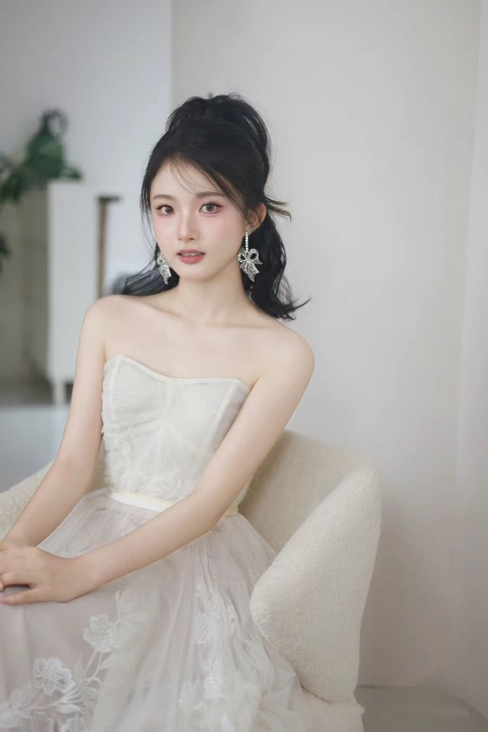 Ảnh cô dâu tóc ngắn xù rối tự nhiên cài hoa trắng tinh khôi