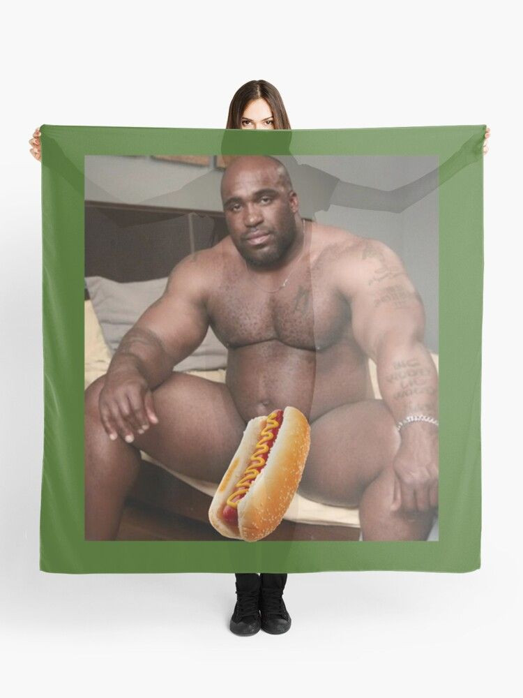 Anh da đen tóc ngắn biểu cảm hài hước, đang thể hiện sự tập trung