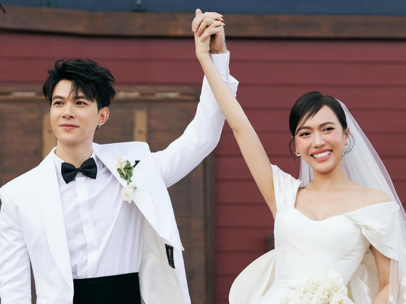 Anh Tú với kiểu tóc 7/3 uốn lịch lãm trong đám cưới