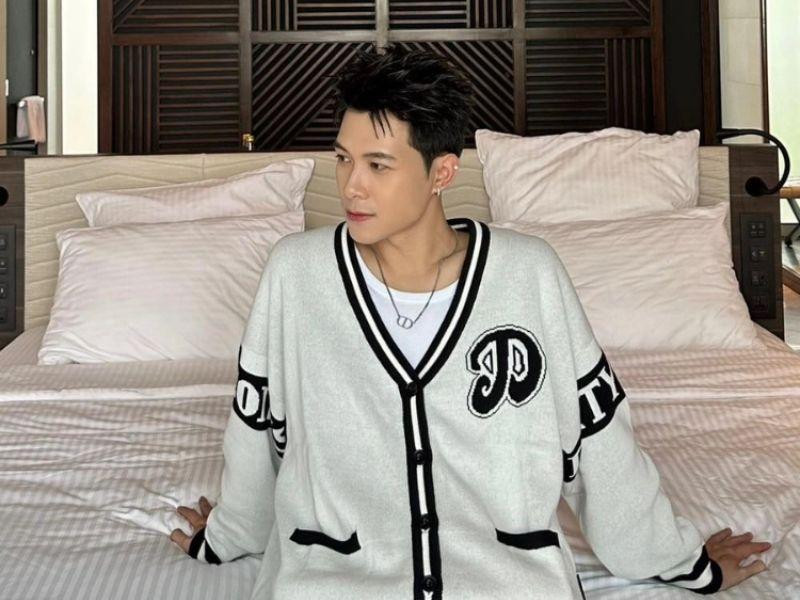 Anh Tú với kiểu tóc gai vuốt ngược