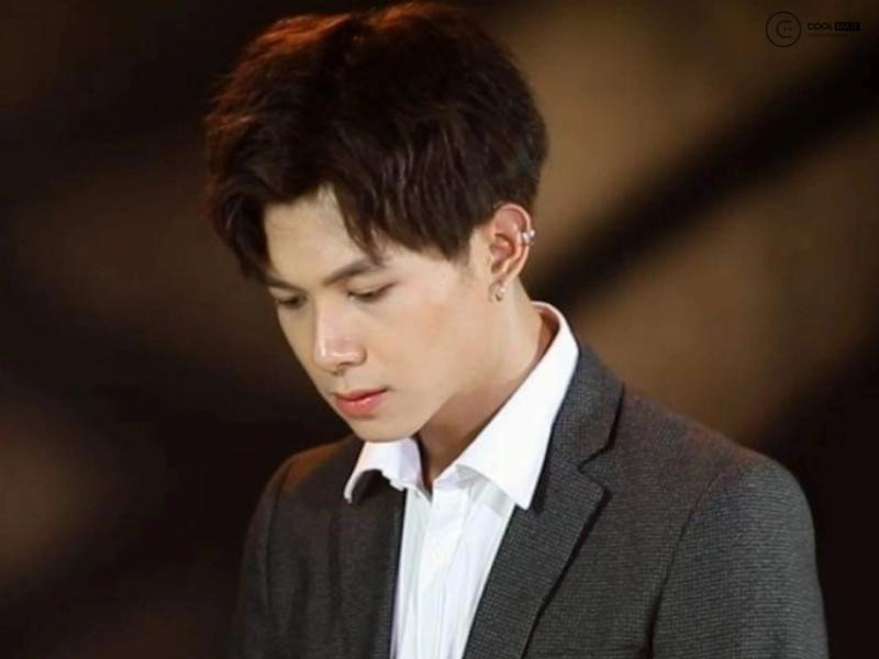 Anh Tú với kiểu tóc side swept màu nâu socola