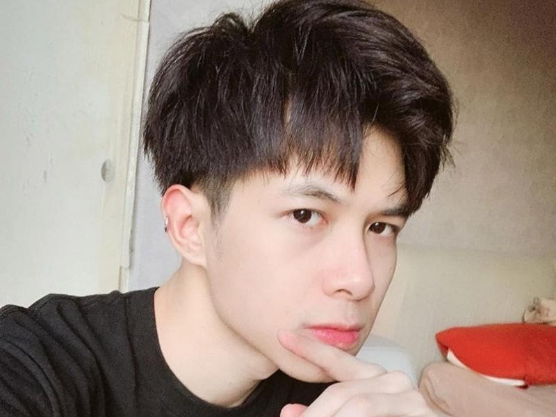 Anh Tú với kiểu tóc two block rẽ ngôi