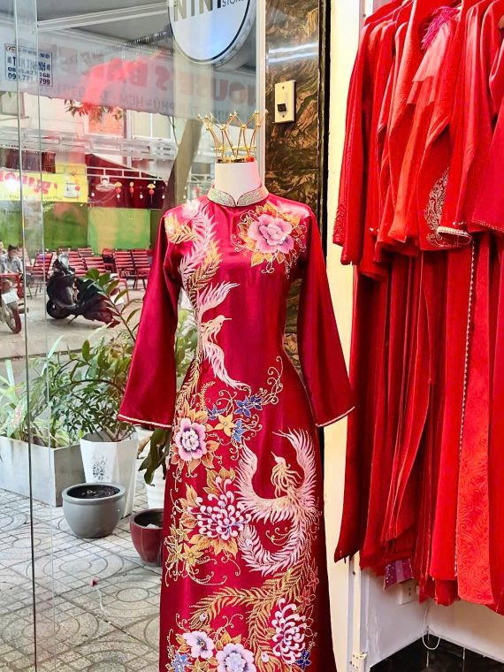 Bà sui duyên dáng với áo dài đỏ rượu hoa phượng và kiểu tóc búi tinh tế