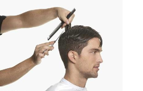 Bàn tay đang cắt đi phần tóc dài, thể hiện sự buông bỏ và khởi đầu mới trong giấc mơ cắt tóc ngắn
