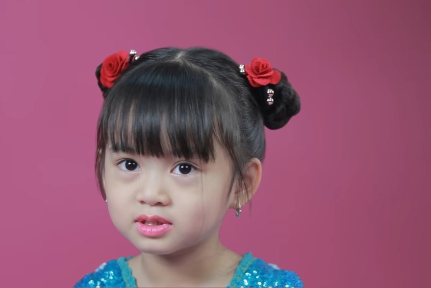 Bé gái búi tóc kiểu Natra lém lỉnh, tinh nghịch, phù hợp cho bé năng động