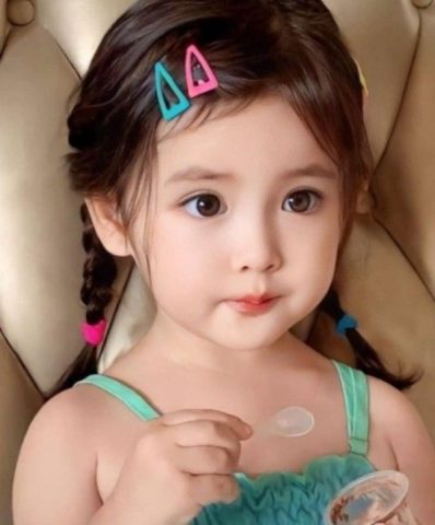 Bé gái với kiểu tết tóc ngắn hai bên bím sát đầu