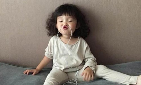 Bé gái với kiểu tóc xoăn Hippy cá tính và bồng bềnh, hoàn hảo cho hè