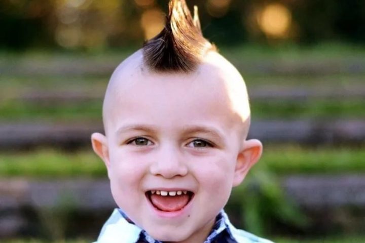 Bé trai 3 tuổi với kiểu tóc bờm ngựa cá tính, năng động