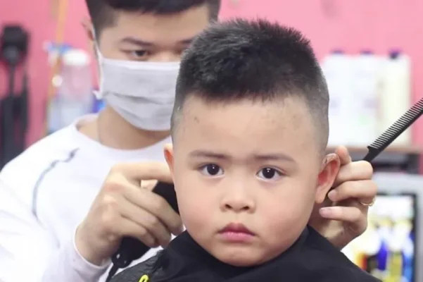 Bé trai với kiểu tóc Buzz Cut đơn giản