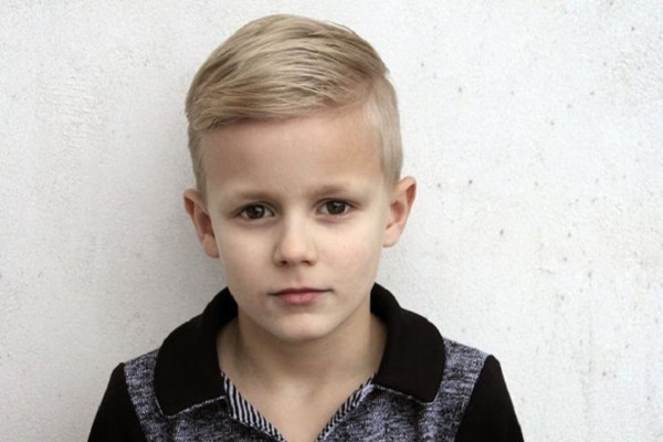 Bé trai với tóc Buzz cut gọn gàng, hợp gương mặt vuông góc cạnh