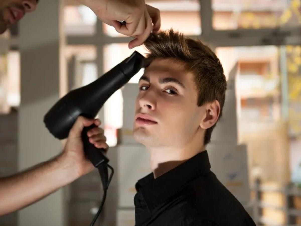 Bước sấy tóc và định hình phom kiểu tóc comma hair nam