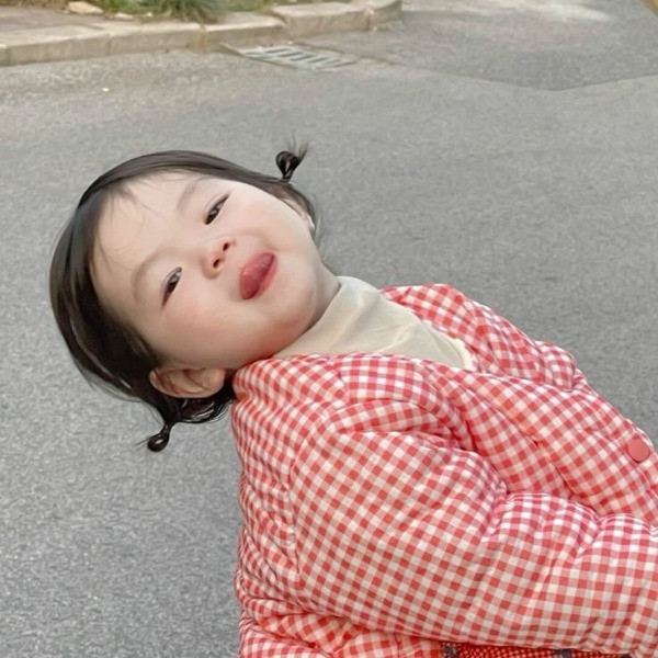 Cách buộc tóc ngắn cho bé gái - buộc hai chỏm nhỏ thấp