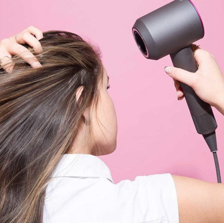 Cách tạo kiểu tóc xoăn bồng bềnh bằng mousse và máy sấy khuếch tán