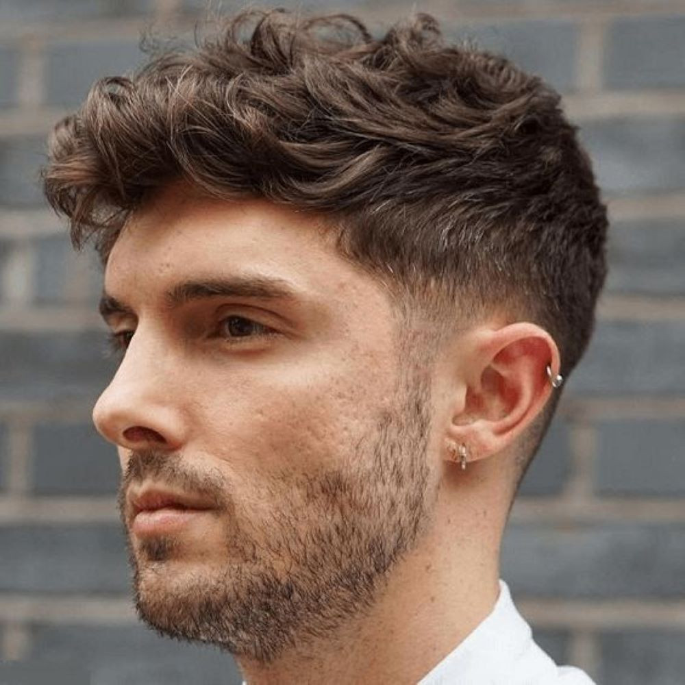 Chăm sóc kiểu tóc textured crop layer, sử dụng sản phẩm tạo kiểu để giữ nếp và độ bồng bềnh.