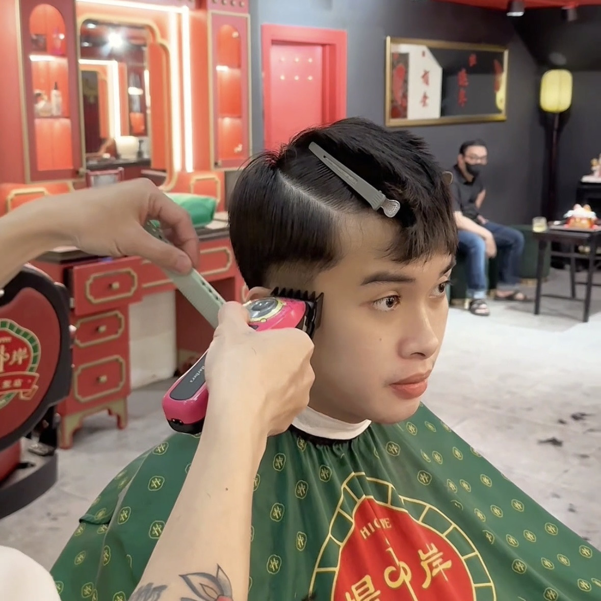 Chân dung cận cảnh một chàng trai với kiểu tóc Ivy League Mullet được cắt fade thấp tinh tế, phần tóc trên được tạo kiểu hiện đại