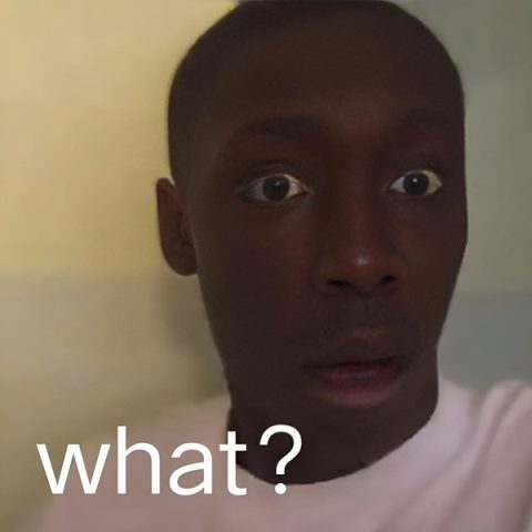 Chân dung chị da đen tóc ngắn biểu cảm hài hước