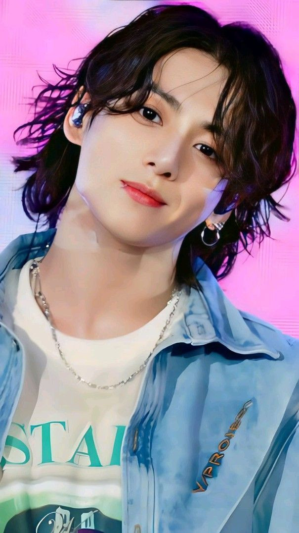 Chàng trai cá tính với mái tóc chẻ ngôi nam uốn lượn