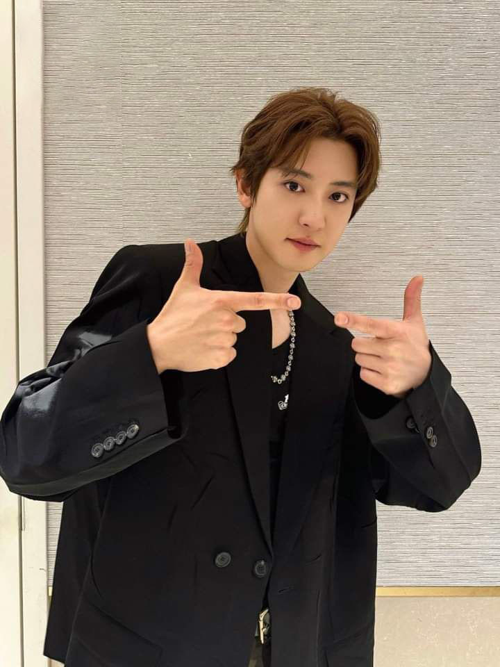 Chàng trai có mái tóc chẻ ngôi nam dài, gợn sóng nhẹ nhàng