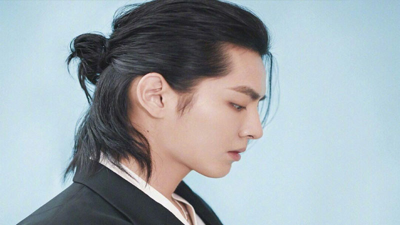 Chàng trai để kiểu tóc búi Man Bun cá tính