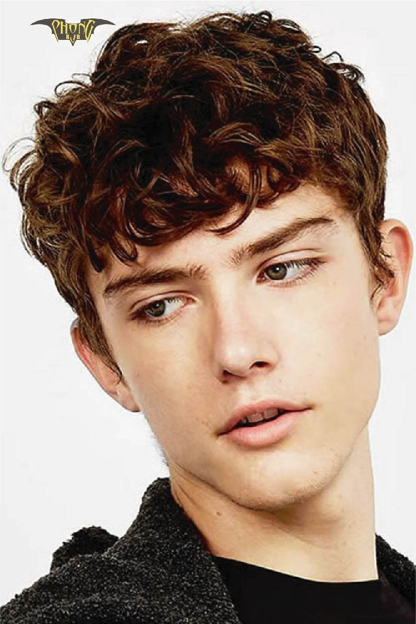 Chàng trai điển trai với kiểu tóc curly layer xoăn tít cá tính, toát lên vẻ hiện đại và phong cách