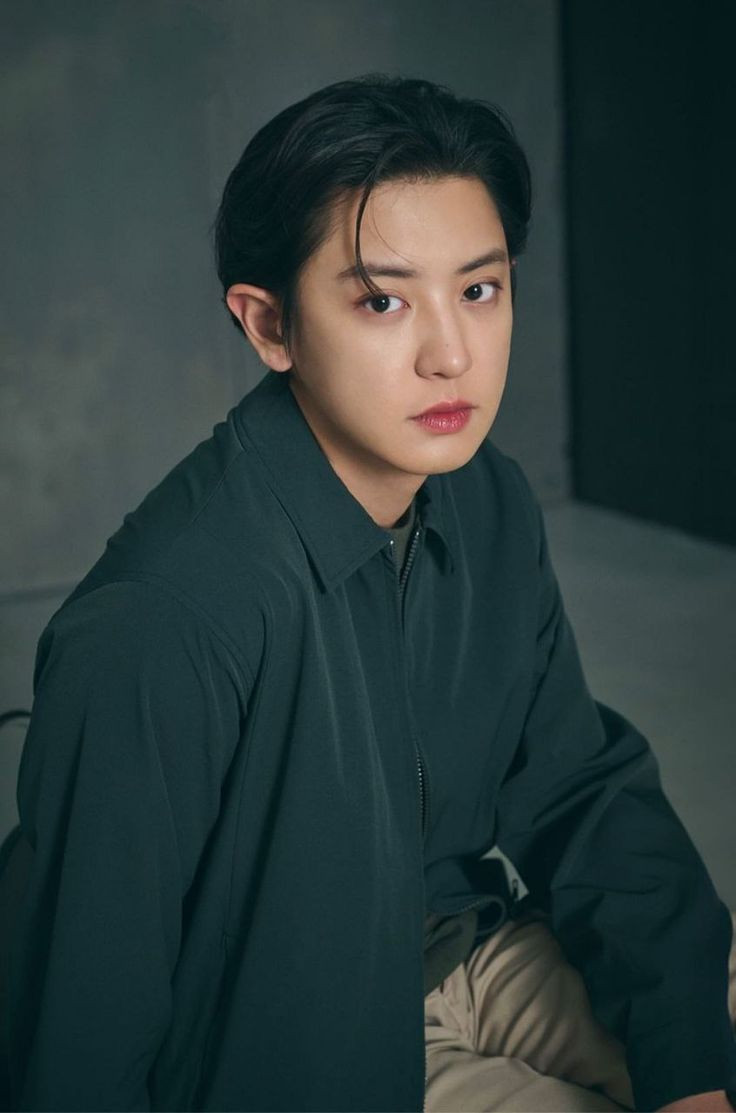 Chàng trai lịch lãm với kiểu tóc chẻ ngôi nam vuốt ngược Slick Back