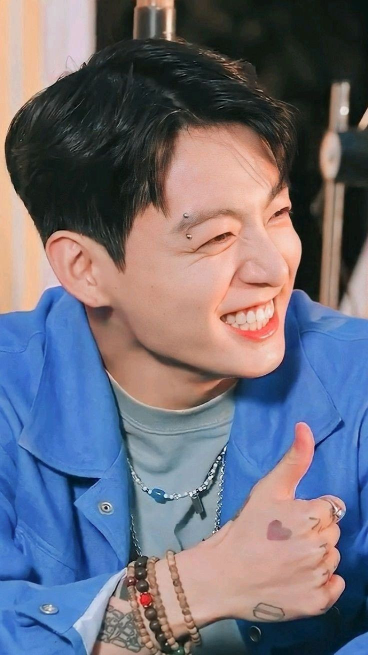 Chàng trai với kiểu tóc chẻ ngôi Undercut hiện đại và thời trang