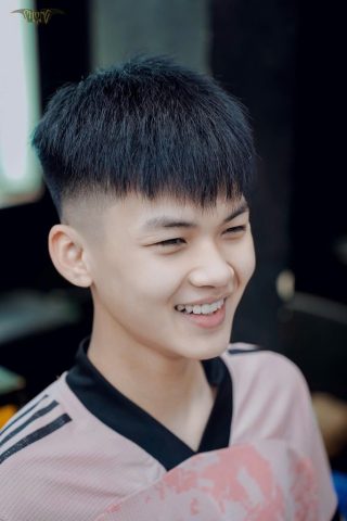 Chàng trai với kiểu tóc layer bông đen