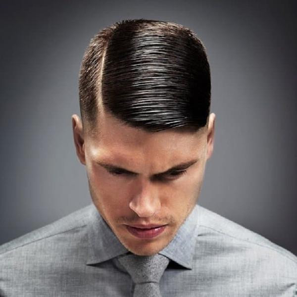 Chàng trai với kiểu tóc Pompadour Side Swept On The Edge, phần mái dài được vuốt bồng sang một bên