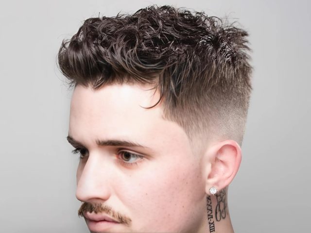 Chàng trai với kiểu tóc Undercut Quiff hiện đại và phong cách