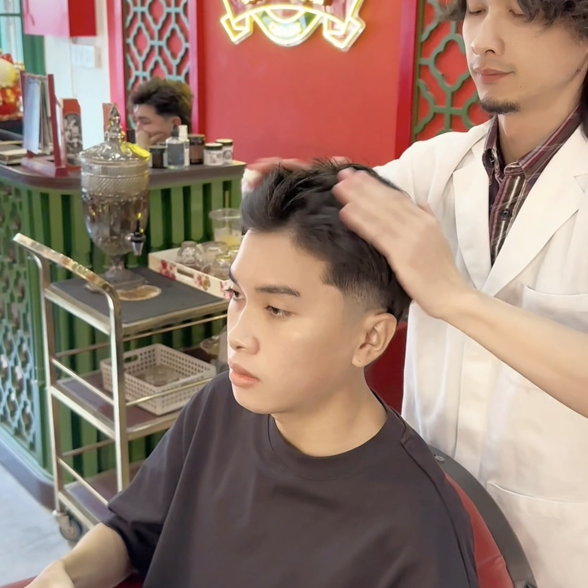 Chàng trai với mái tóc Ivy League Mullet được cắt tỉa gọn gàng, thể hiện vẻ ngoài thông minh và cá tính