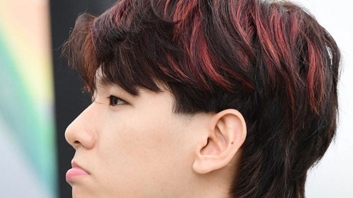 Chàng trai với mái tóc nhuộm highlight tóc ngắn nam phong cách hiện đại
