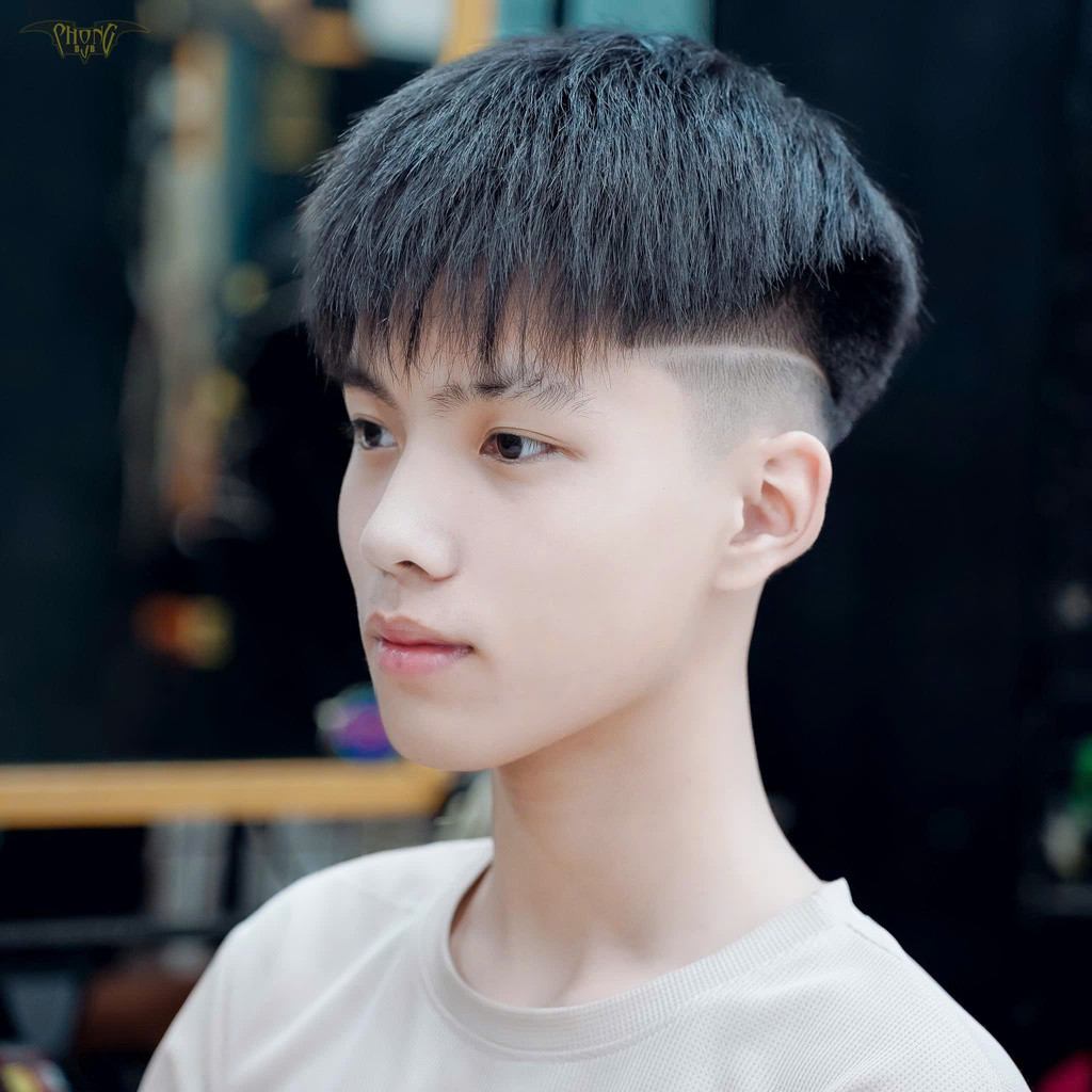 Chàng trai với tóc layer bông nhuộm highlight