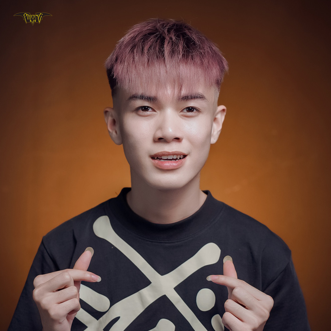 Chàng trai với tóc layer bông nhuộm màu sáng