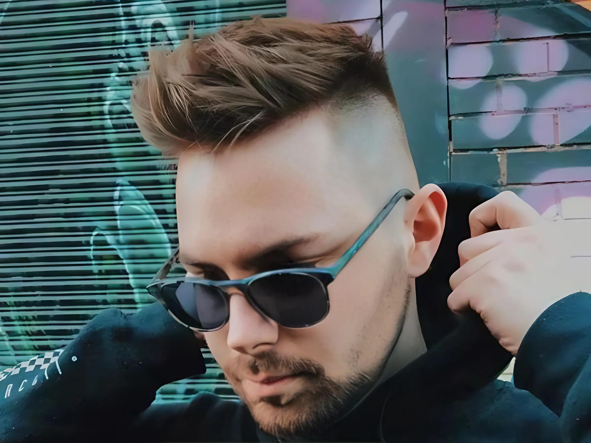 Chàng trai với undercut quiff ngắn gọn gàng và cá tính