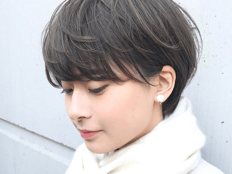 Chọn bông tai đính đá phù hợp với mái tóc tém năng động