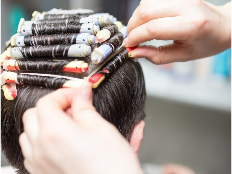 Chuyên gia thực hiện các bước uốn lạnh tóc ngắn một cách tỉ mỉ và chính xác.