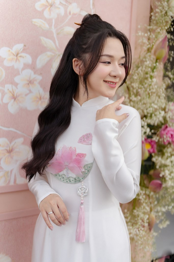 Cô dâu buộc tóc nửa đầu nhẹ nhàng cài hoa trắng