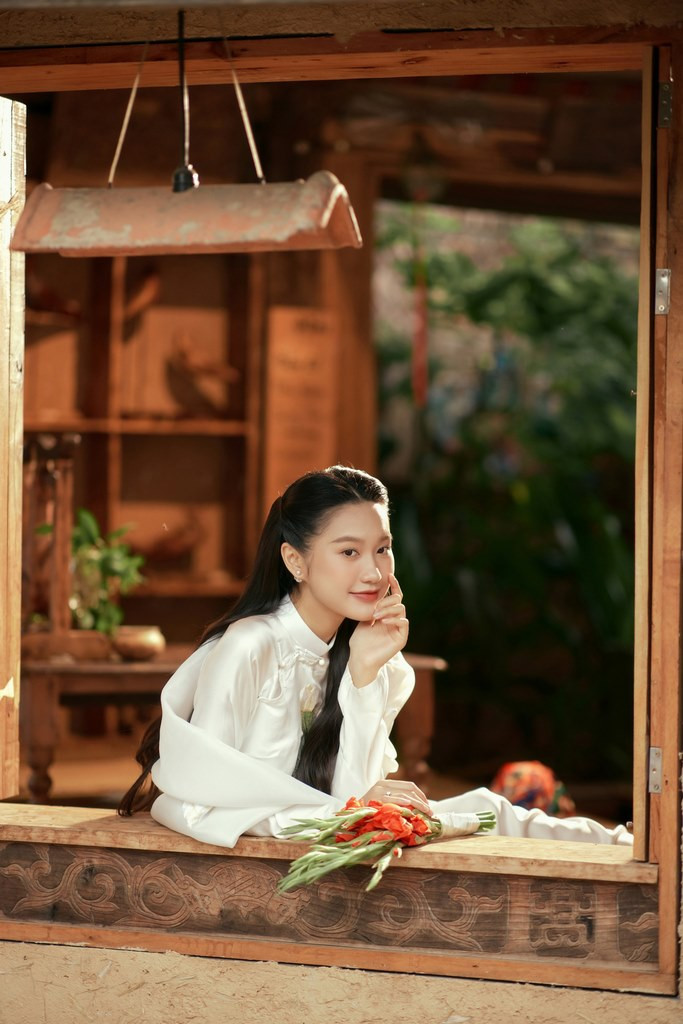 Cô dâu đang được tạo kiểu tóc ăn hỏi bởi chuyên gia