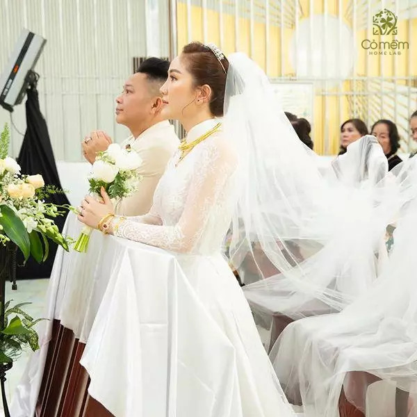 Cô dâu đội vương miện kiêu sa với kiểu tóc búi thấp khi diện áo dài cưới