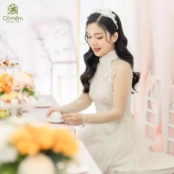 Cô dâu mặt tròn với kiểu tóc xoăn lơi mái bay quyến rũ trong tà áo dài
