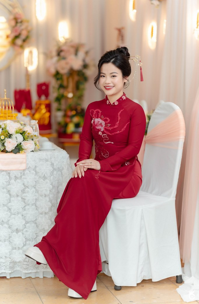 Cô dâu thanh lịch với kiểu tóc ăn hỏi búi cao và khăn voan