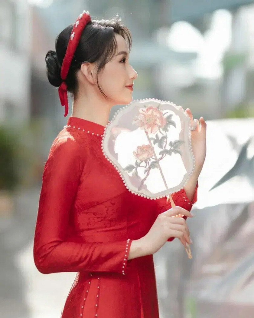 Cô dâu tóc ngắn đội mấn truyền thống