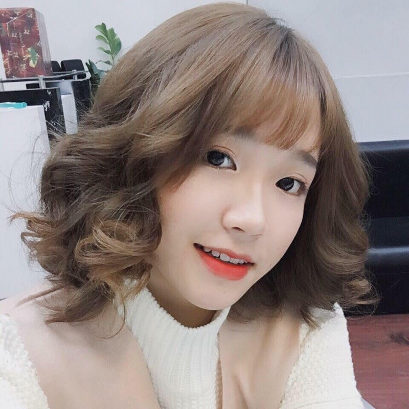 Cô dâu tóc ngắn uốn lơi cài vòng hoa tươi tắn