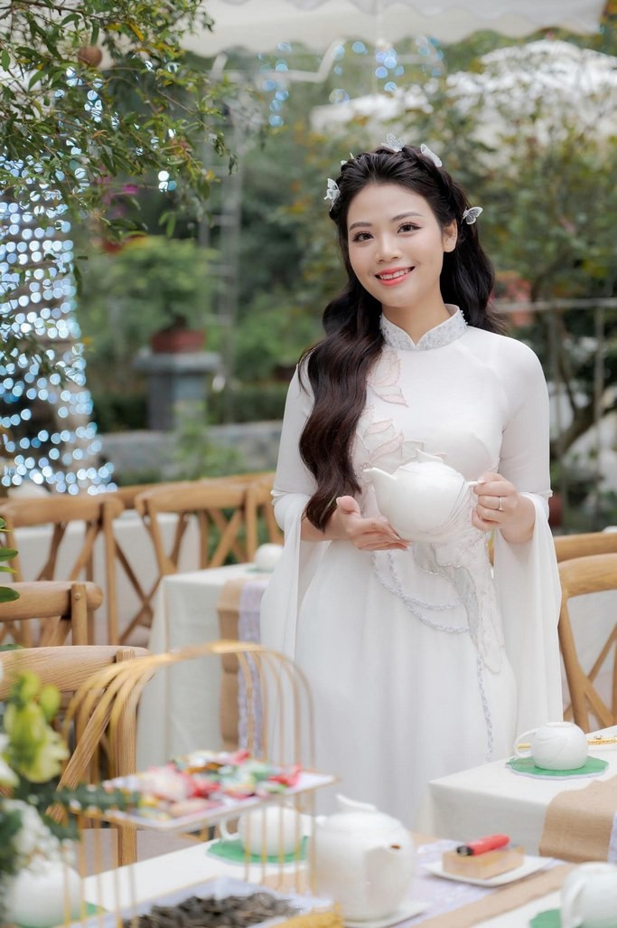 Cô dâu tóc xõa tự nhiên cài hoa trắng tinh khôi cho ngày ăn hỏi