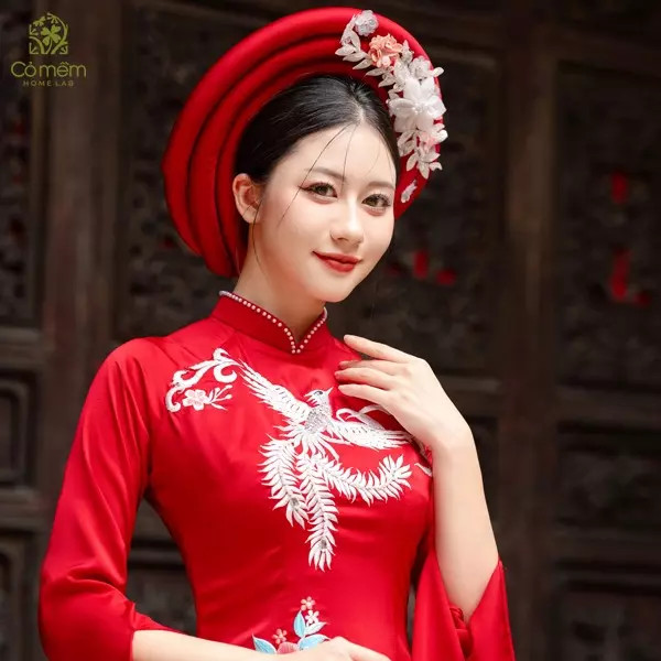 Cô dâu với kiểu tóc búi thấp cổ điển kết hợp mấn đội đầu truyền thống