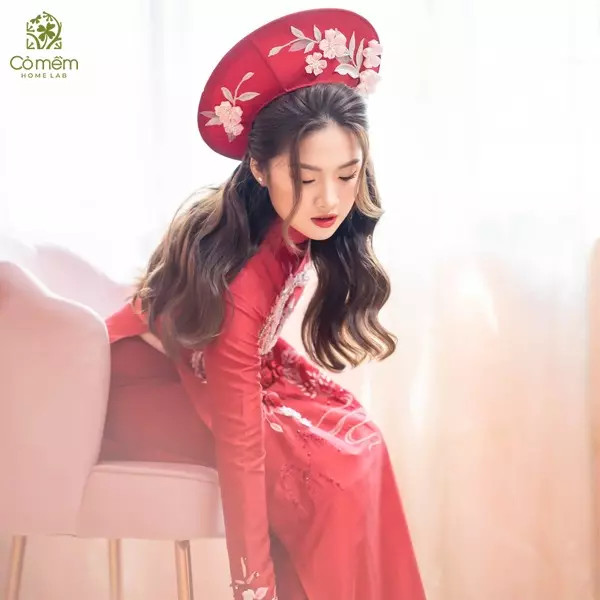 Cô dâu với mái tóc uốn xoăn sóng bồng bềnh khi diện áo dài cưới