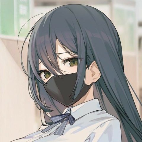Cô gái anime mặc đồng phục với mái tóc dài và đeo khẩu trang đen, tạo dáng sau giờ học