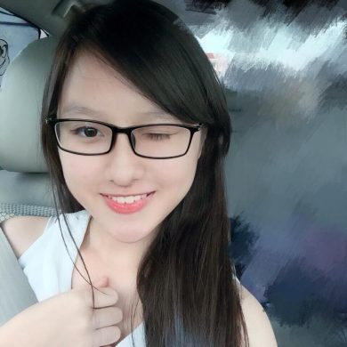 Cô gái hiện đại với tóc ngắn và kính gọng vuông, phong thái dịu dàng