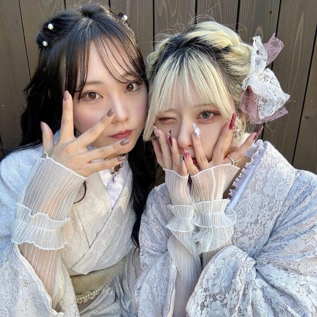 Cô gái tạo kiểu tóc gọn gàng phù hợp với trang phục kimono